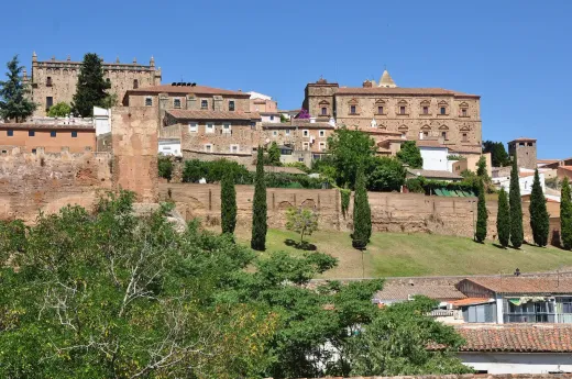 Portada de Cáceres: Game of Tronos, pueblos fantasma y un norte que nadie te cuenta