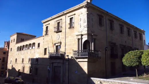 Portada de Casas señoriales de Plasencia: fachadas que cuentan más que un libro de historia