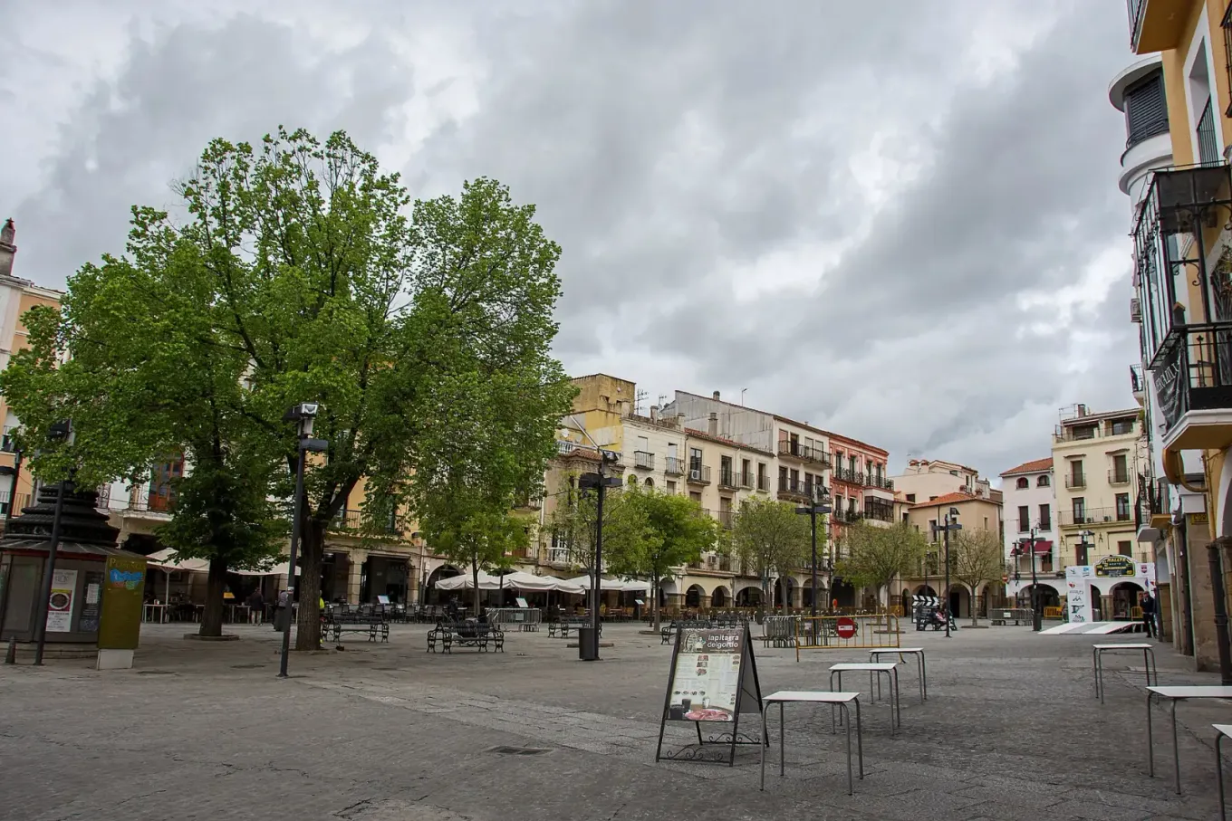 Portada de Ciudad Monumental de Plasencia: la muralla, la Plaza Mayor y la ruta del friki