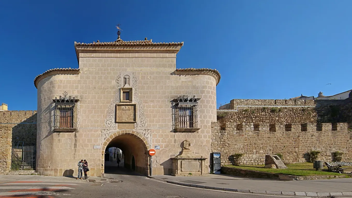 Portada de La Ruta de los Escudos: cincuenta blasones nobiliarios que convierten Plasencia en un museo de heraldica al aire libre