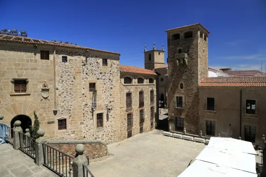 Portada de Ruta Siete Reinos: El Legado de HBO en Cáceres, Trujillo y Los Barruecos